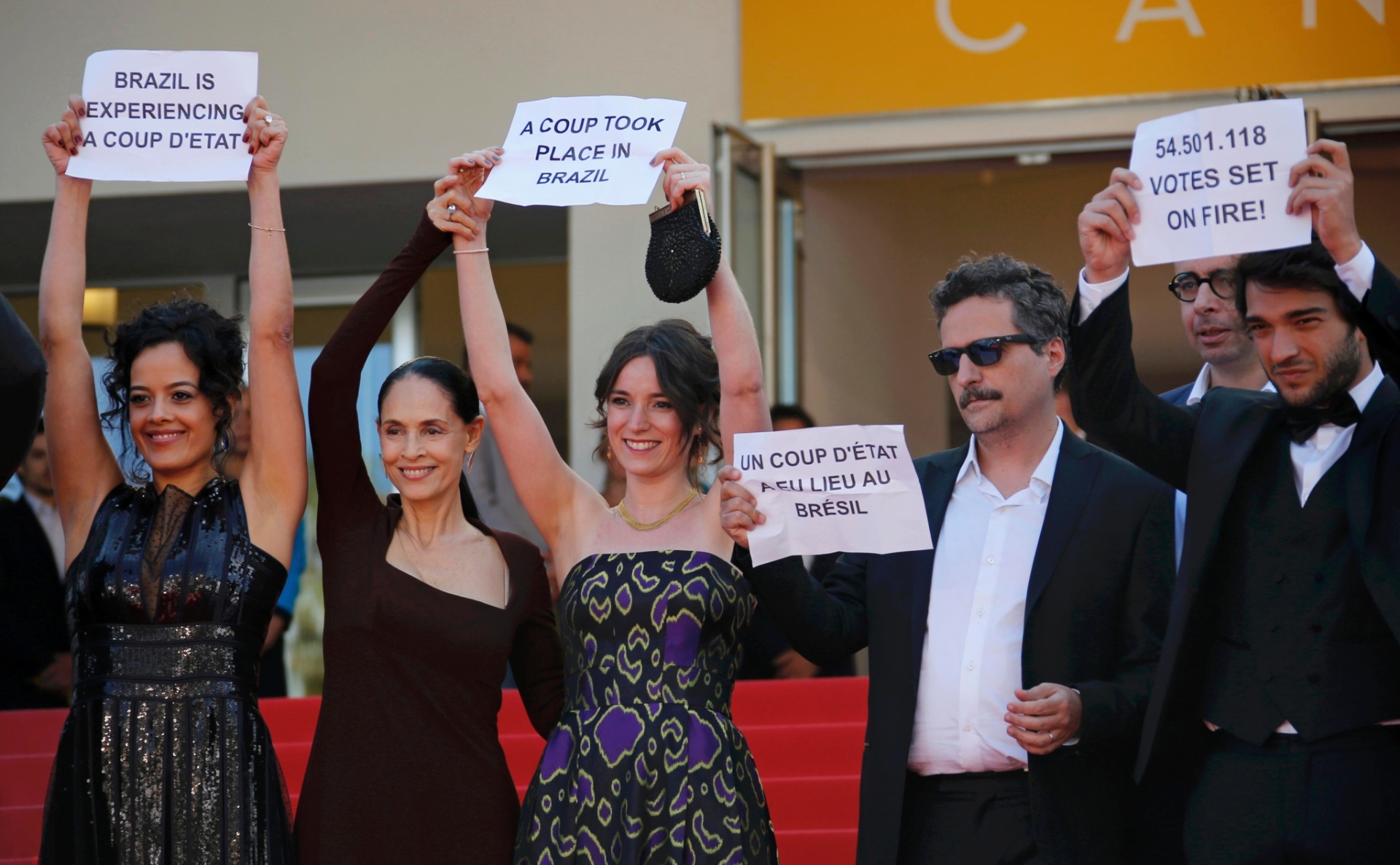 17.mai.2016 - Equipe do filme brasileiro "Aquarius", que disputa a Palma de Ouro em Cannes, protesta conta o impeachment com faixas e dizeres: "Pare o golpe no Brasil" e "Vamos resistir" - REUTERS/Yves Herman