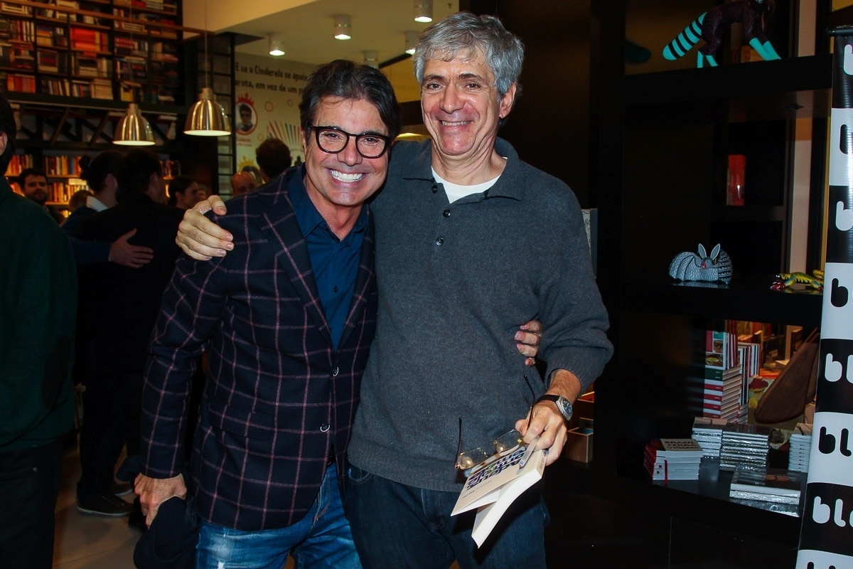 23.mai.2016 - João Kleber comparece ao lançamento do novo livro de Maurício Stycer e posa para fotos com o jornalista - Manuela Scarpa/Brazil News