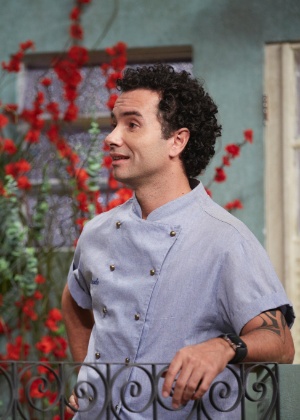 Marco Luque interpreta Pasquale, dono de pizzaria em "Vai que Cola", humorístico do Multishow - Juliana Coutinho/Multishow - Juliana Coutinho/Multishow
