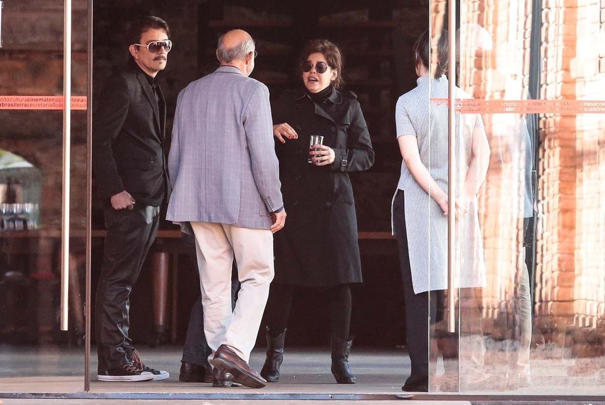 15.jul.2016 - Abalada, a atriz Bárbara Paz chega ao velório do cineasta Hector Babenco, na Cinemateca Brasileira, em São Paulo. Os dois eram casados desde 2010 - Rafael Cusato e Manuela Scarpa/Brazil News