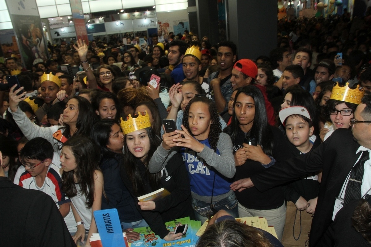31.ago.2016 - Público se aglomera em frente ao estande da editora Autêntica para conseguir um autógrafo da menina Maisa, que lança o seu primeiro livro na Bienal de São Paulo - Amauri Nehn/Brazil News