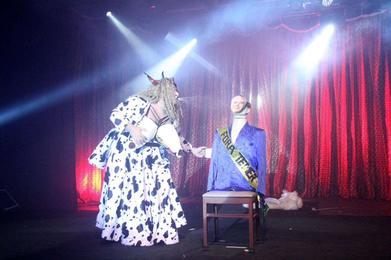 6.set.2016 - Caracterizado de drag queen, ator Luis Lobianco cospe em boneco representando presidente Michel Temer no espetáculo "Rival Rebolado", no teatro Rival, no Rio - Thyago Andrade/Brazil News