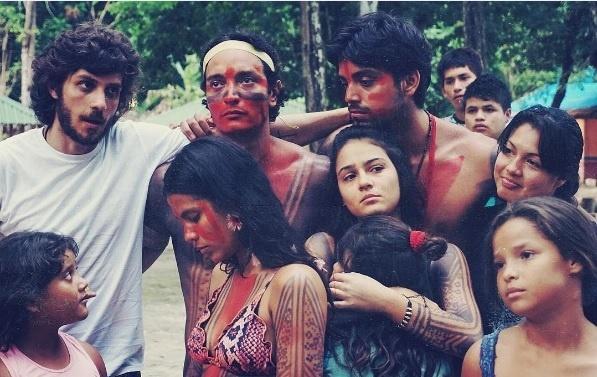 Elenco de "Novo Mundo" faz laboratório em tribo indígena: os atores Chay Suede, Allan Souza Lima, Rodrigo Simas, Jurema Reis e Giullia Buscacio na aldeia Parkatêjê, no Pará - Reprodução/Instagram/simasrodrigo