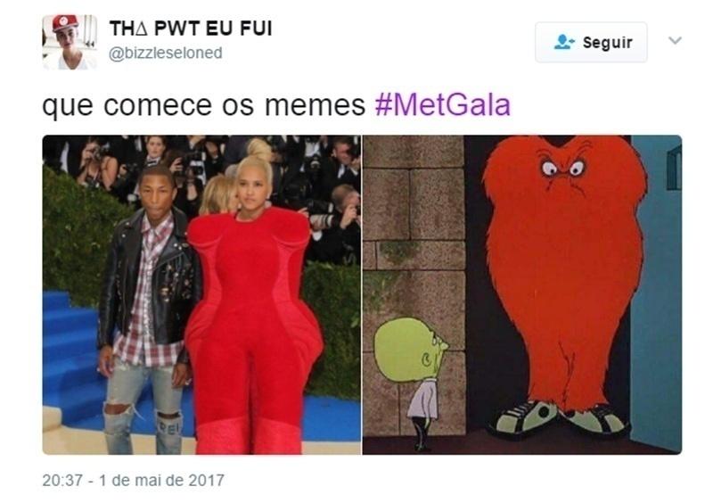 Helen Lasichanh, mulher do cantor Pharell, escolheu um look difícil de decifrar. É a que mais está ganhando memes - Reprodução/Twitter