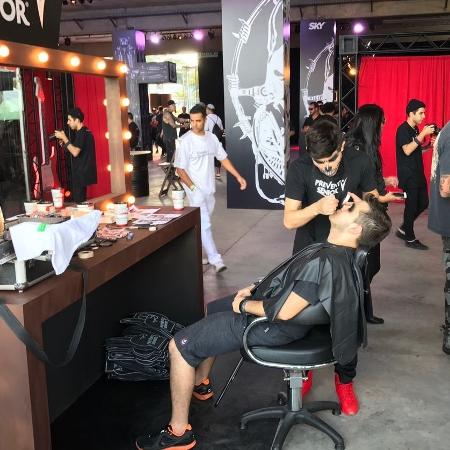 Metaleiros entram no clima do festival Maximus, em São Paulo, em lounge de dois andares - Felipe Branco Cruz/UOL - Felipe Branco Cruz/UOL