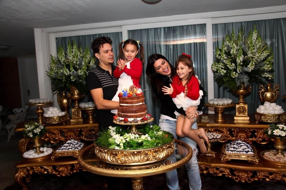 As gêmeas  Maya e Kiara, 4 anos, filhas de Leandro e Natália, deram um show de fofura na hora do parabéns - Marcos Ribas/Brazil News