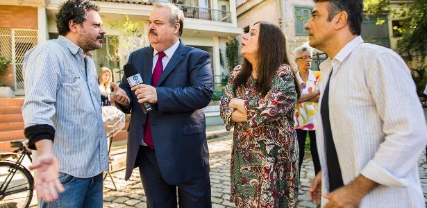 Gilberto Barros em "Pega Pega" ele vai entrevistar os vizinhos de Julio (Thiago Martins), ladrão confesso do Carioca Palace - João Miguel Junior/TV Globo - João Miguel Junior/TV Globo