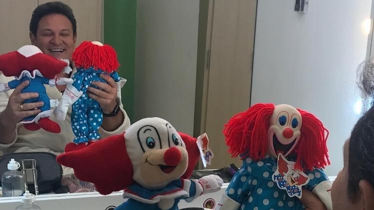 Luis Ricardo, ex-Bozo, com dois bonecos do palhaço