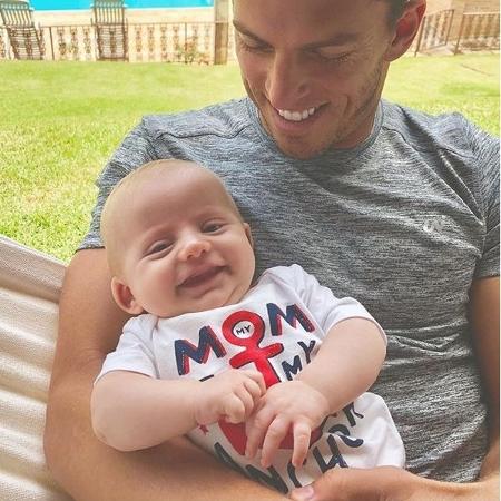 Em uma foto publicada no Instagram do Enrico, o bebê aparece sorridente no colo de Amaury  - Reprodução/Instagram/@enricobacchi - Reprodução/Instagram/@enricobacchi