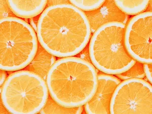 Turbina a memória e reduz o colesterol: veja 4 benefícios da laranja 