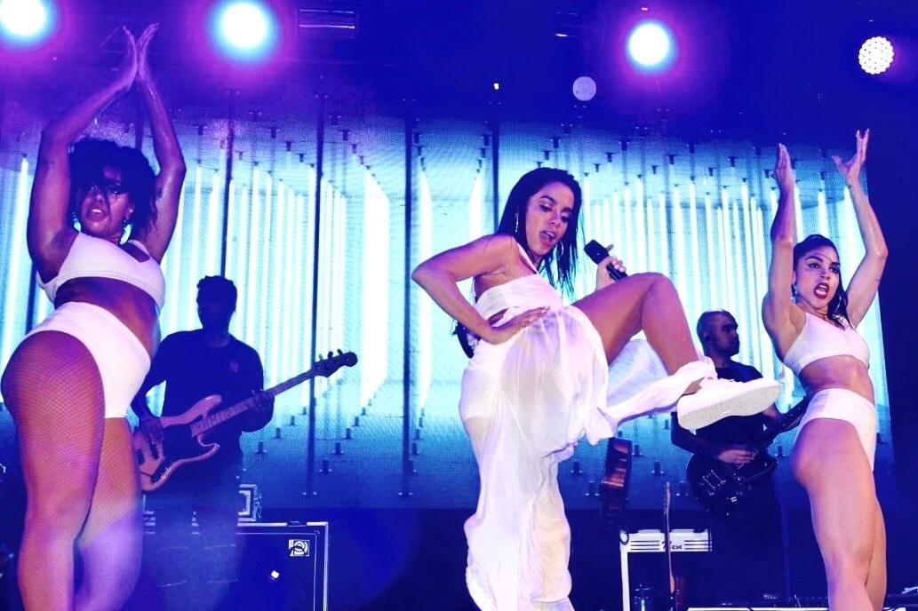 29.12.2017-Toda de branco, Anitta rebolou e desceu até o chão no show que aconteceu no Guarujá, São Paulo - Brazil News