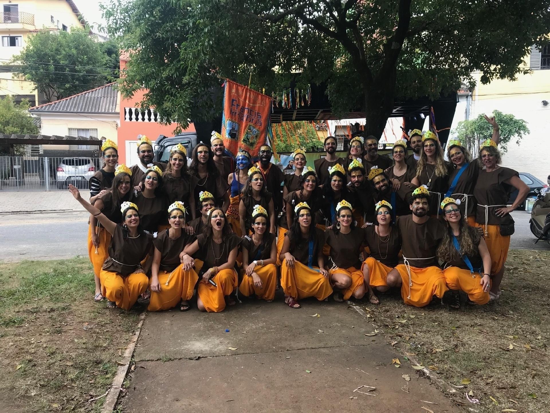 Bloco FrancisKryshna, em homenagem a São Francisco de Assis e Krishna, desfila na praça Rio de Campos, em São Paulo - Felipe Branco Cruz/UOL