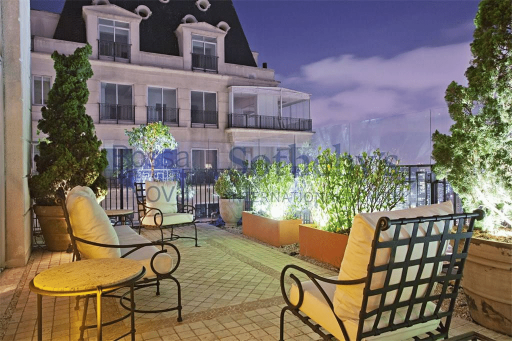 Lounge do apartamento de Luciana Gimenez; apartamento também tem área com churrasqueira e - Divulgação/Sotheby's