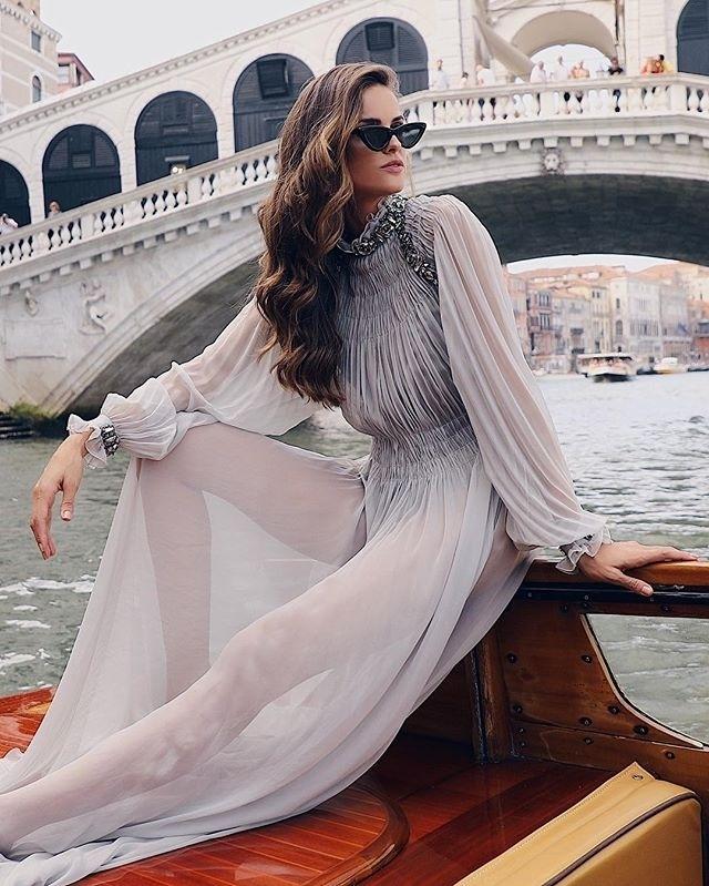 Óculos gatinho - Izabel Goulart em Veneza - Reprodução/Instagram