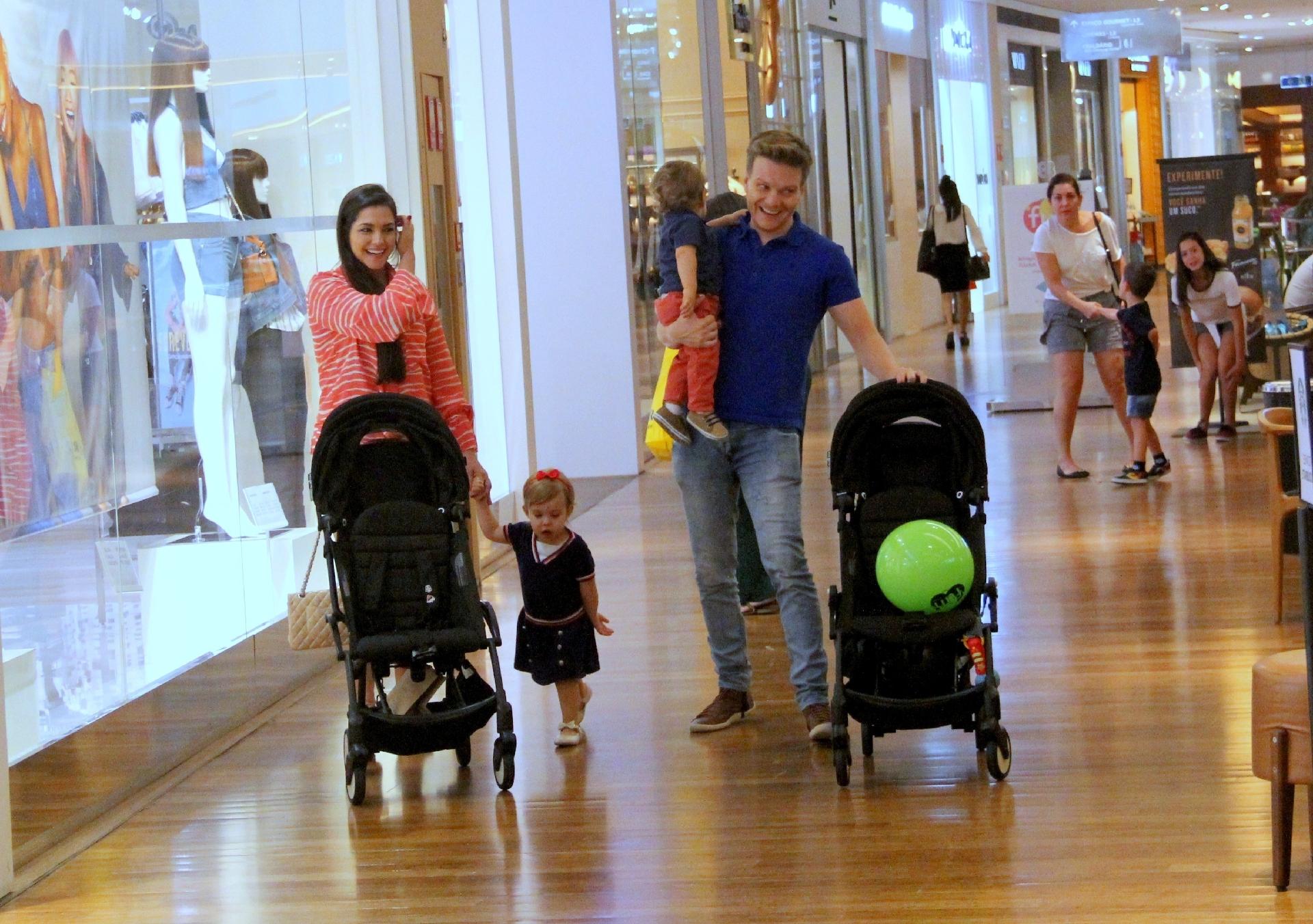 A família, que é sucesso nas redes sociais, atraiu olhares dos frequentadores do shopping localizado na Barra da Tijuca. Conhecidos pela simpatia, Thais e Michel não deixaram de sorrir para as pessoas que se aproximavam do grupo  - AgNews/J Humberto