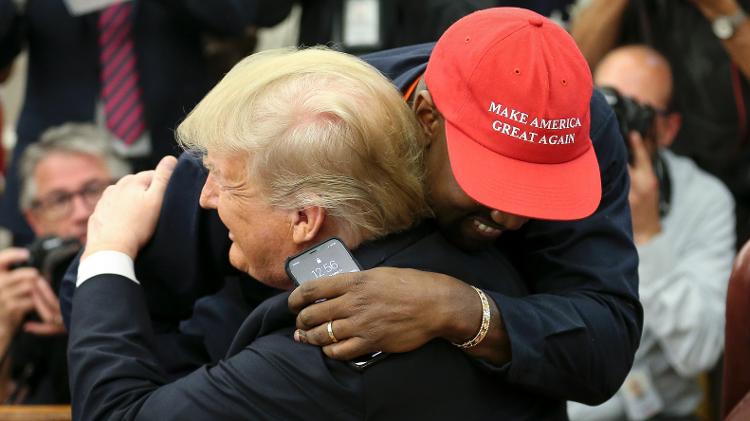 Kanye West abraça Donald Trump durante encontro na Casa Branca em 2018