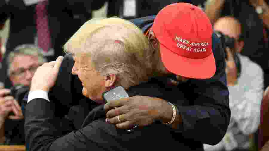 Resultado de imagem para kanye west trump photo