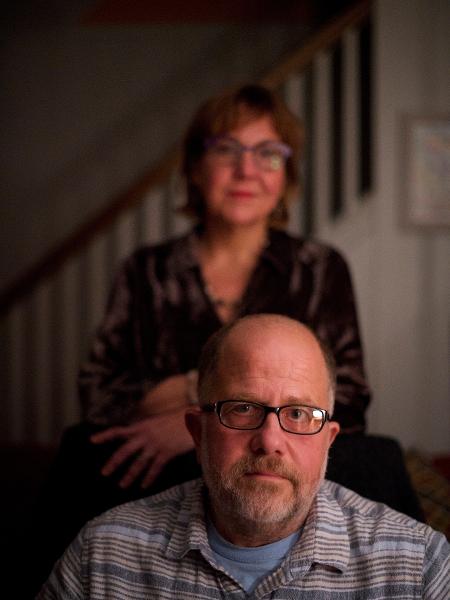 Jeffrey Draine, um professor aposentado da Universidade Temple que foi diagnosticado com demência, e sua esposa Debora Dunbar - Mark Makela/The New York Times
