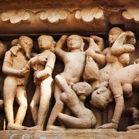 Estátua erótica em templo na Índia - iStock