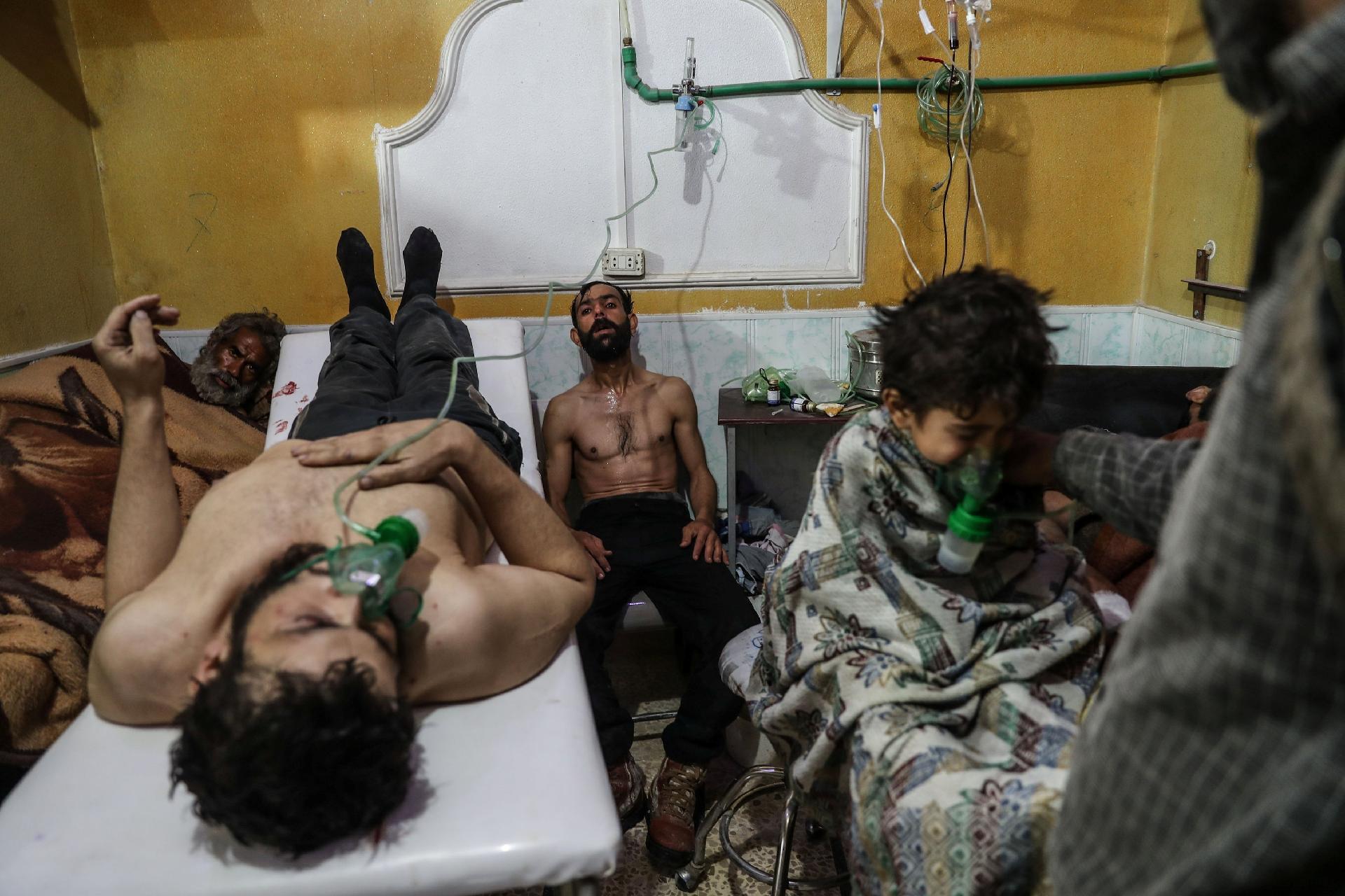 Homem e uma criança recebem tratamento após um ataque de gás em al-Shifunieh, na Síria - Mohammed Badra, for European Pressphoto Agency/World Press Photo via REUTERS
