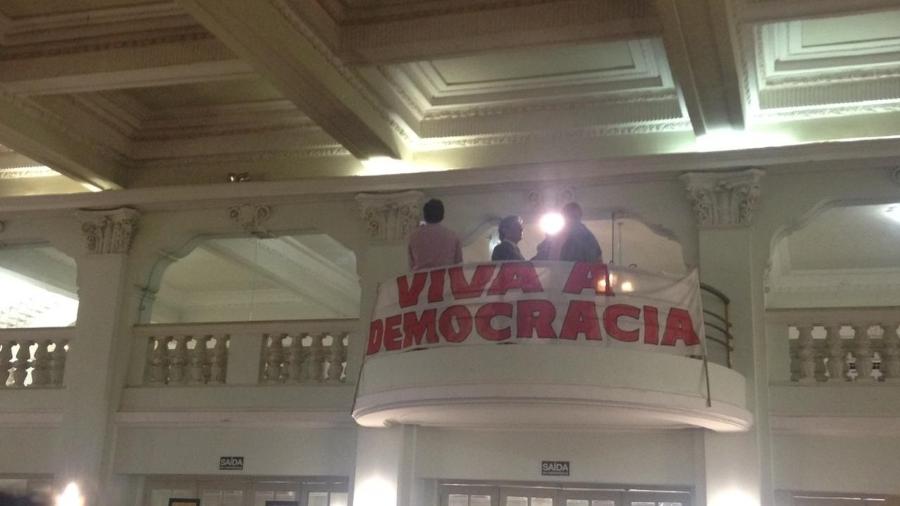 Faixa com dizeres "Viva a Democracia" - Carolina Farias/UOL