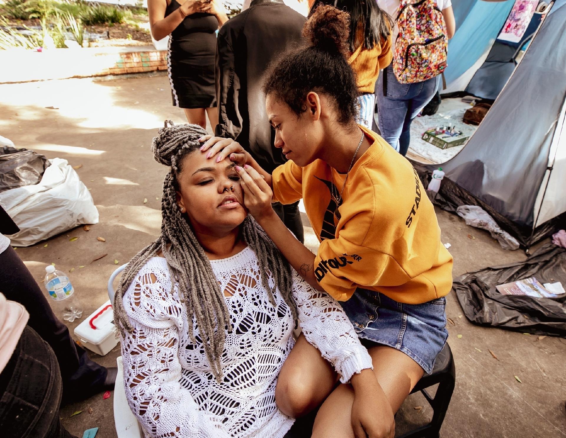 O acampamento tem até mesmo um salão de beleza improvisado para que as fãs de BTS cheguem bonitas no dia do show do grupo de k-pop - Mariana Pekin/UOL