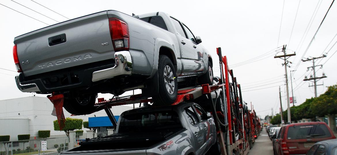 Picapes da Toyota na fronteira entre México e EUA - Jorge Duenes/Reuters