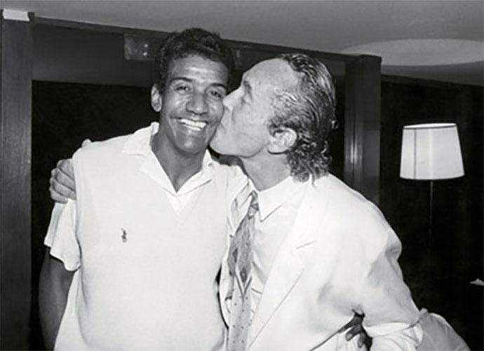 André Donato dá beijo em Jorge Ben Jor em foto de um de seus livros - Divulgação