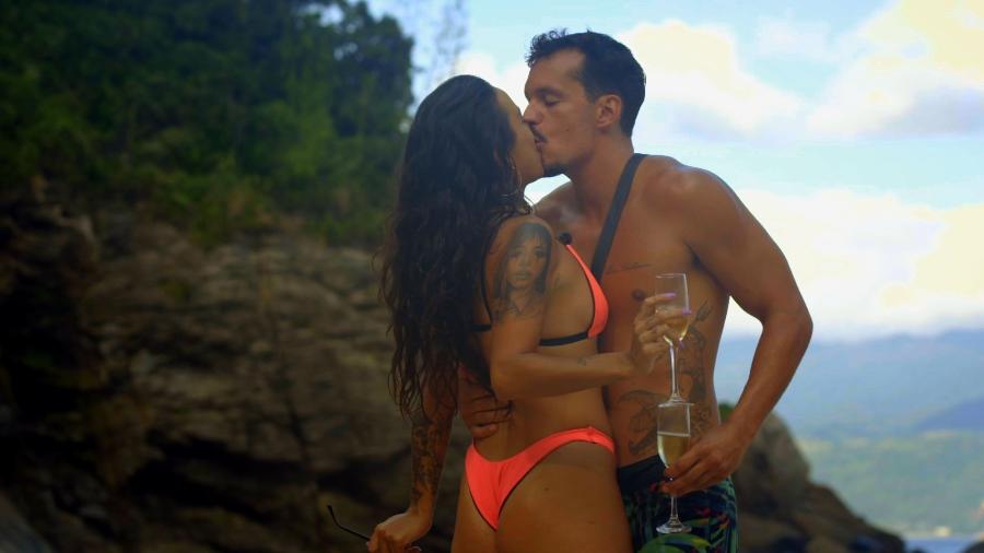 Pedro beija Karina em De Férias com o Ex - Reprodução/MTV
