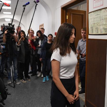Angelina Khachaturyan, uma das três irmãs acusadas de matar o pai, no tribunal em Moscou - Yuri KADOBNOV/AFP