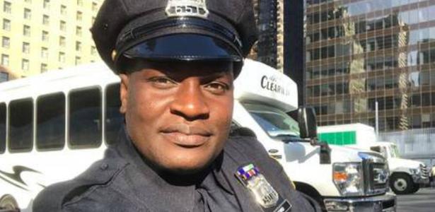 Emigrou em 2016 | Jacaré do É o Tchan mostra uniforme de policial no Canadá