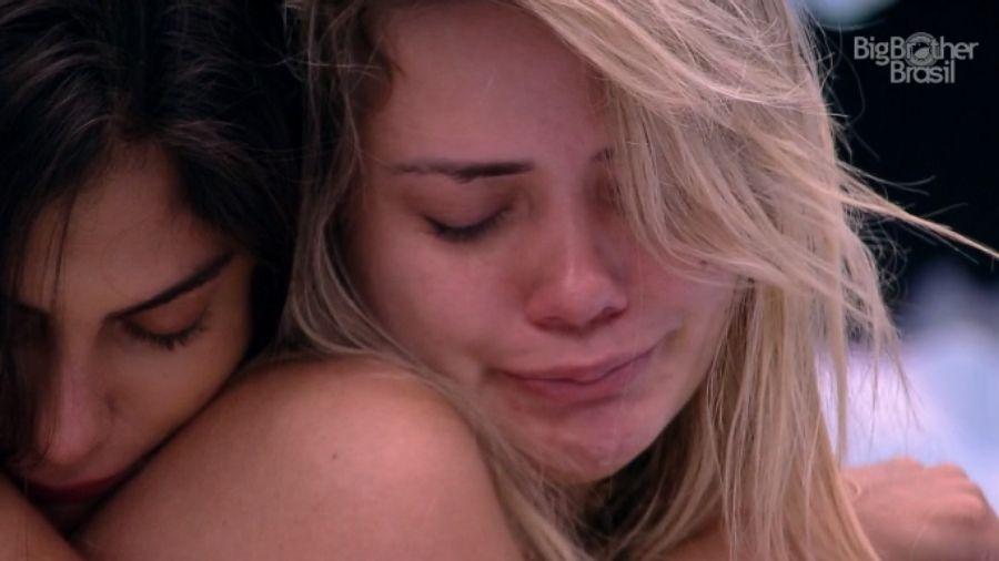 BBB 20: Marcela chora ao ouvir "La belle de jour", de Alceu Valença e é consolada por Mari - Reprodução/Globoplay