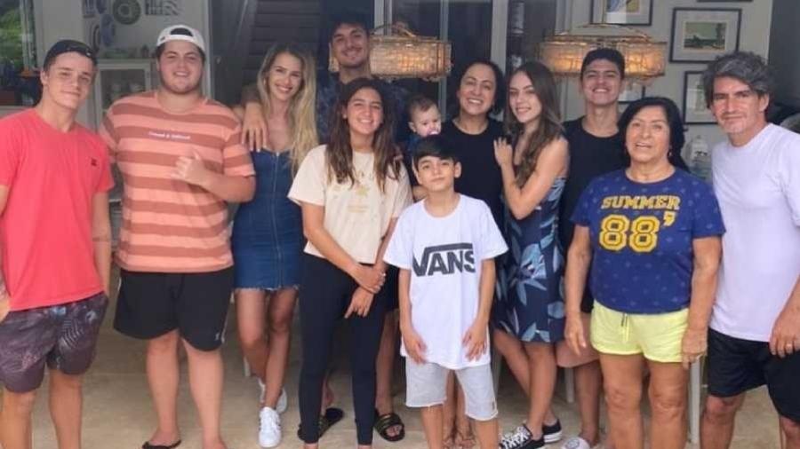 Yasmin Brunet passa aniversário de irmão de Gabriel Medina com a família do surfista - Reprodução/Instagram