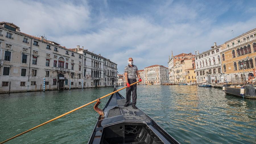 Após três meses de bloqueio, os serviços reiniciam na estação de Saint Tomà para os gondoleiros em Veneza, Itália - Stefano Mazzola/Awakening/Getty Images