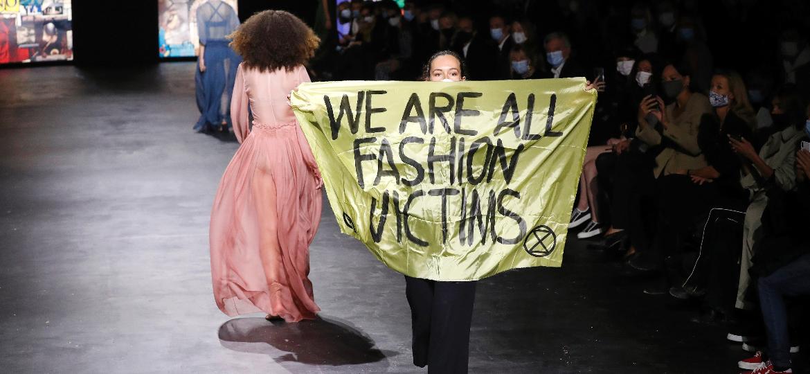 Manifestante do desfile da Dior na Semana de Moda de Paris, em 2020 - Estrop/Getty Images