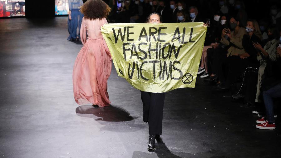 Manifestante do desfile da Dior na Semana de Moda de Paris, em 2020 - Estrop/Getty Images