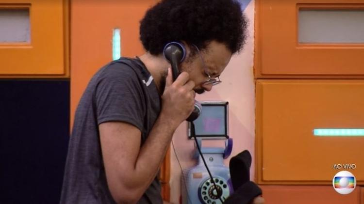 BBB 21: João atende o Big Fone - Reprodução/Globoplay - Reprodução/Globoplay