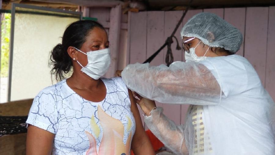 Ana Célia, moradora da Reserva Extrativista Rio Xingu, é vacinada contra a covid-19 - Clarissa Martins Lima/ HIH/ Divulgação