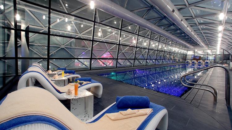 Uma piscina indoor é atração no hotel que fica dentro do aeroporto