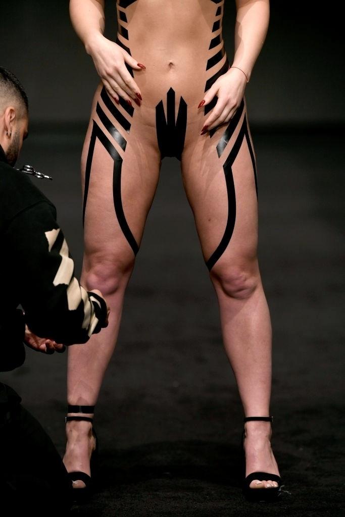 Modelos na passarela durante o Black Tape Project - Getty Images