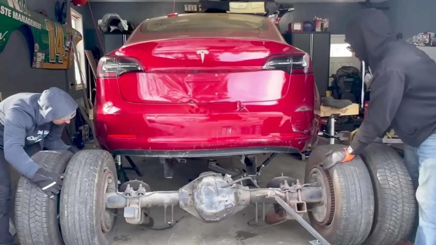 Motor a diesel é colocado em Tesla - Reprodução