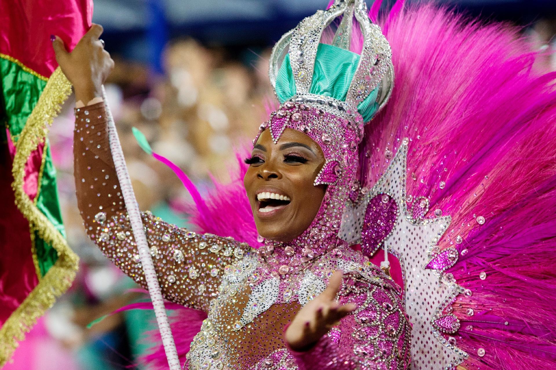 22.abr.2022 - Desfile da Mangueira na primeira noite do carnaval 2022 na Sapucaí - Júlio César Guimarães/UOL