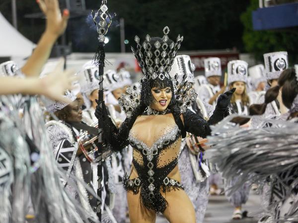Travesti, considerada a 1ª rainha de bateria, volta ao Carnaval do Rio  quase 50 anos depois, Carnaval