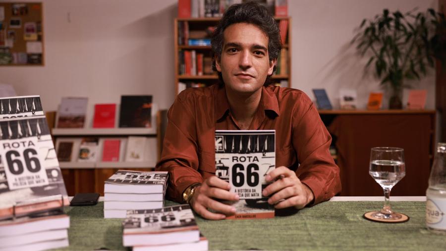 Humberto Carrão interpreta o jornalista Caco Barcellos na série "Rota 66 - A Polícia Que Mata", do Globoplay - Vans Bumbeers