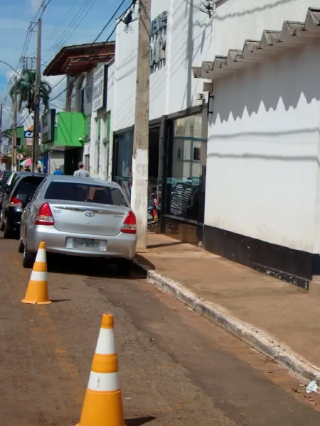 Escritório transforma calçada em estacionamento de carros - Direto