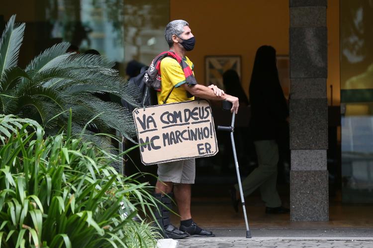 Fã se despede de MC Marcinho no velório do funkeiro