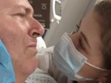 Três meses após ser baleado, Mingau dá beijo no rosto da filha: 'Presente'