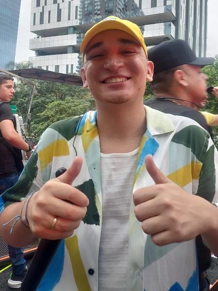 João Gomes posa sorridente em cima de trio elétrico, em SP