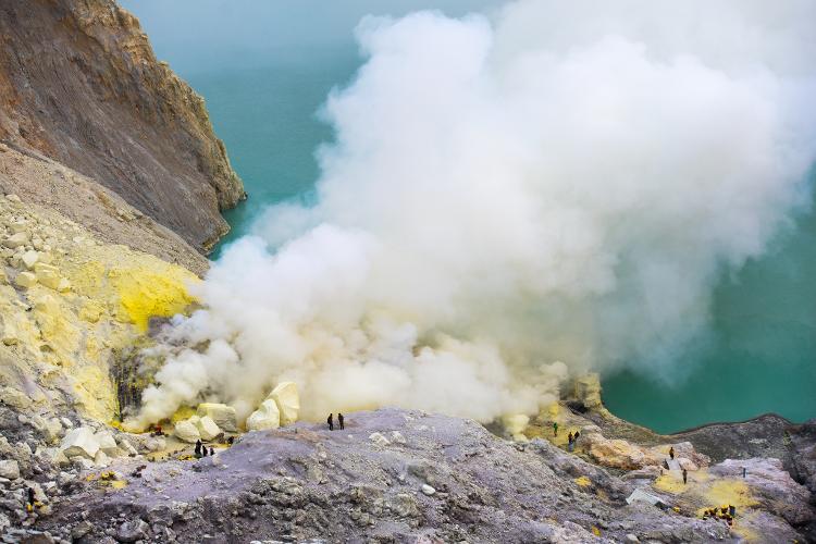 Vulcão Kawah Ijen e sua mina de enxofre, na Indonésia