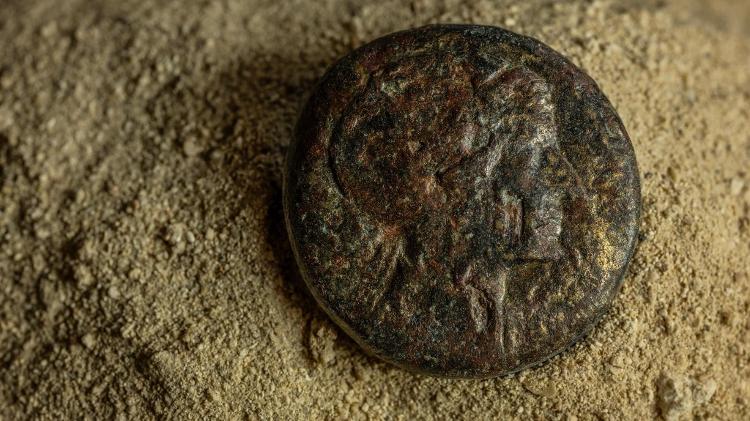 Outra descoberta no Templo de Taposiris Magna foram moedas características